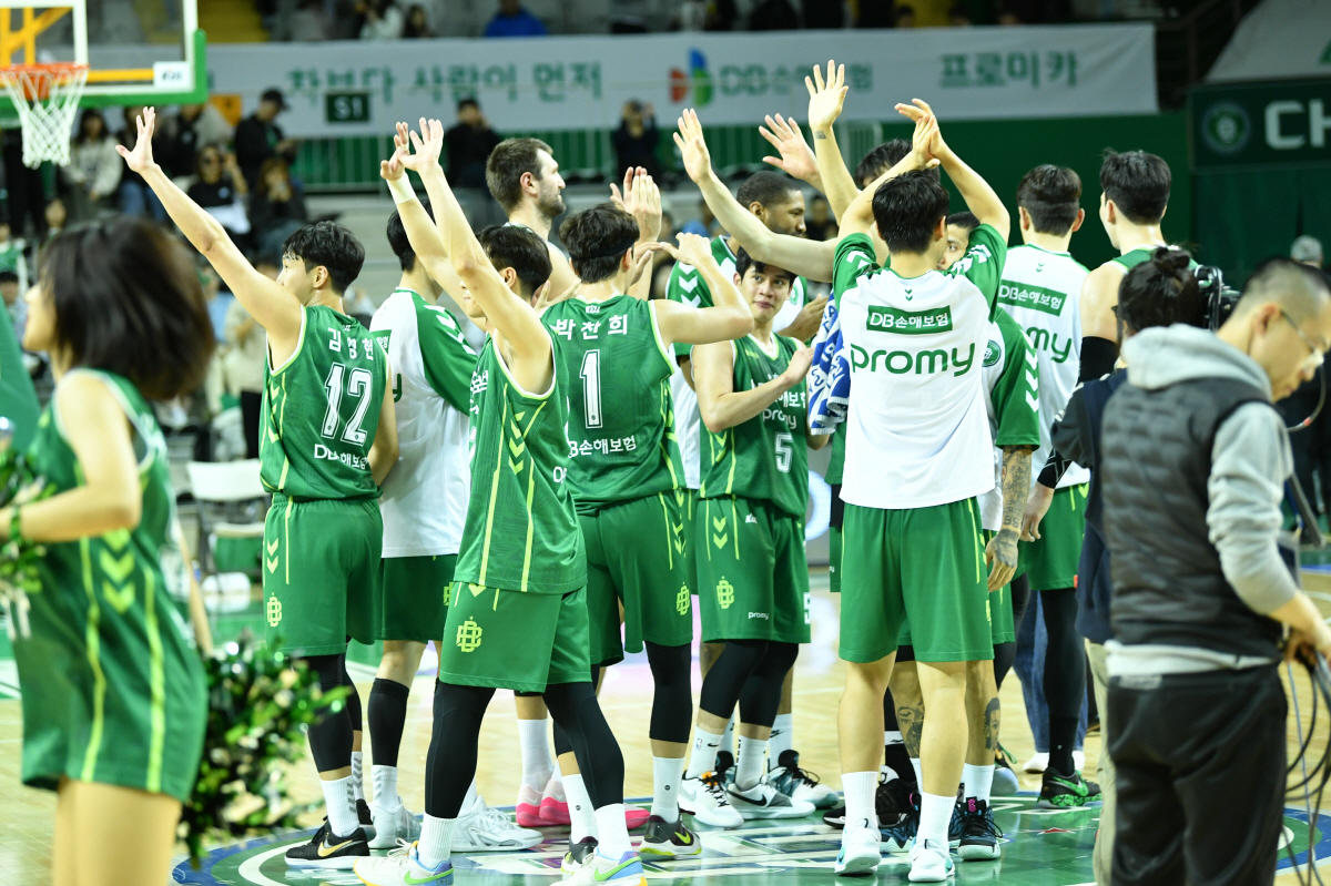 "짜장면 먹고 갈래?" 잘나가는 DB의 숨은 비결…대를 이은 '짜장면 루…