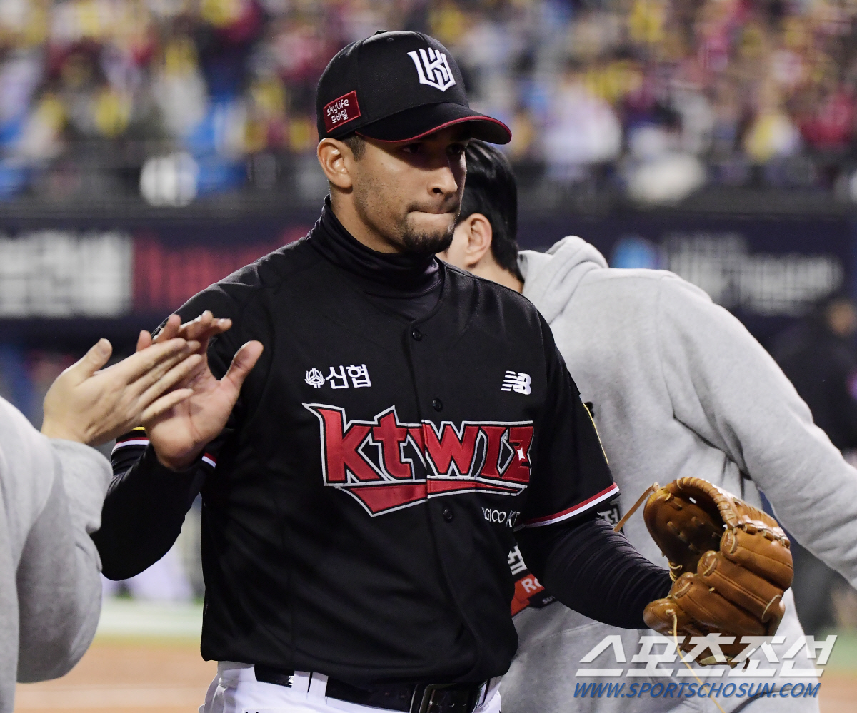 8일 서울 잠실구장에서 열린 KT와 LG의 한국시리즈 2차전. 5회말 무실점으로 마친 쿠에바스가 환영받고 있다. 잠실=정재근 기자 cjg@sportschosun.com/2023.11.8/