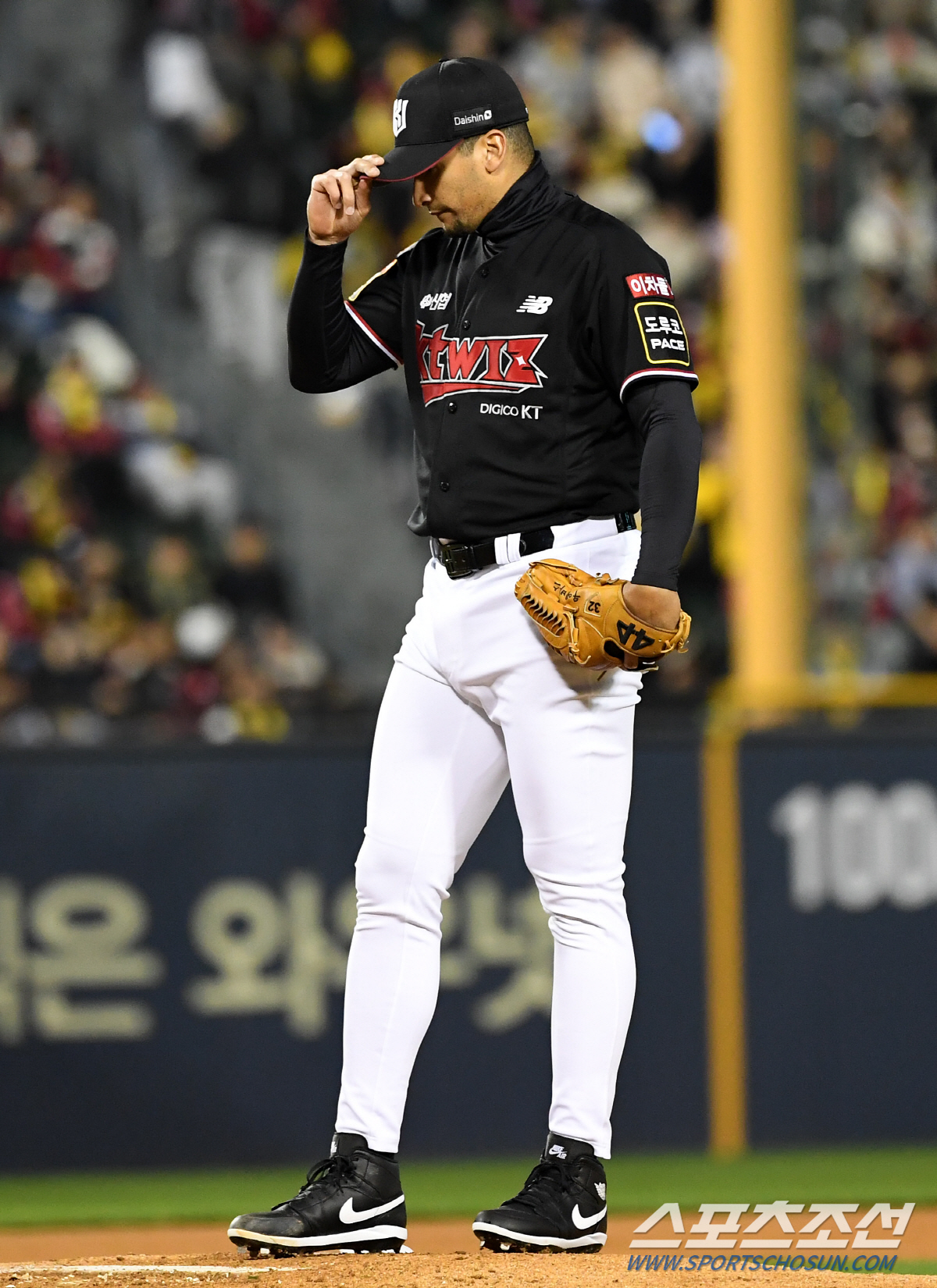 8일 잠실구장에서 열린 LG와 KT의 한국시리즈 2차전. KT 쿠에바스가 숨을 고르고 있다. 잠실=박재만 기자 pjm@sportschosun.com/2023.11.08/