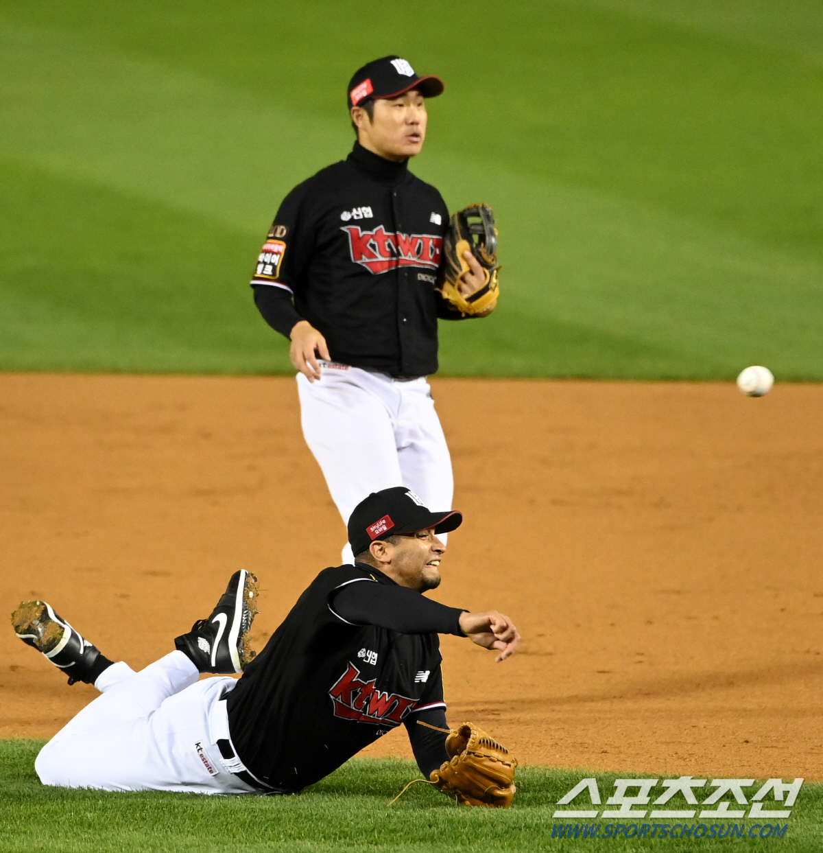 8일 잠실야구장에서 열린 한국시리즈 2차전 KT와 LG의 경기, 3회말 1사 1루 KT 쿠에바스가 LG 박해민의 땅볼타구를 잡아 1루로 던지고 있다. 잠실=허상욱 기자wook@sportschosun.com/2023.11.08/