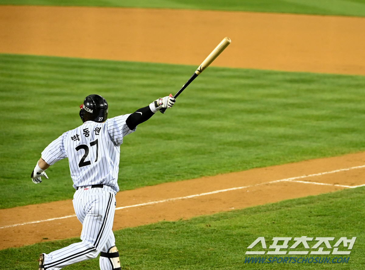 애제자의 극장포, 사령탑은 눈물 글썽…LG 21년 만의 KS 승리, 잠실…