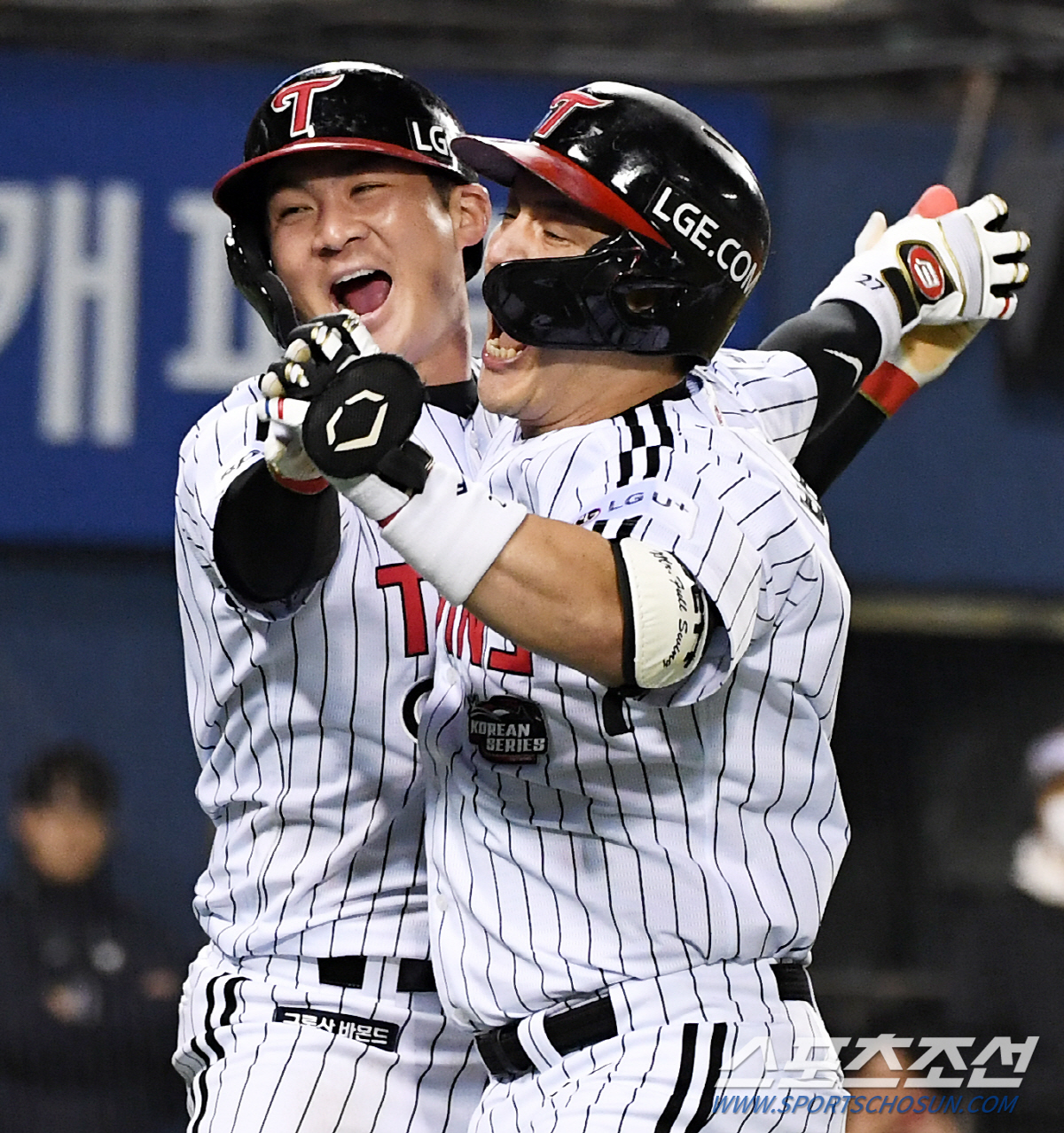 애제자의 극장포, 사령탑은 눈물 글썽…LG 21년 만의 KS 승리, 잠실…