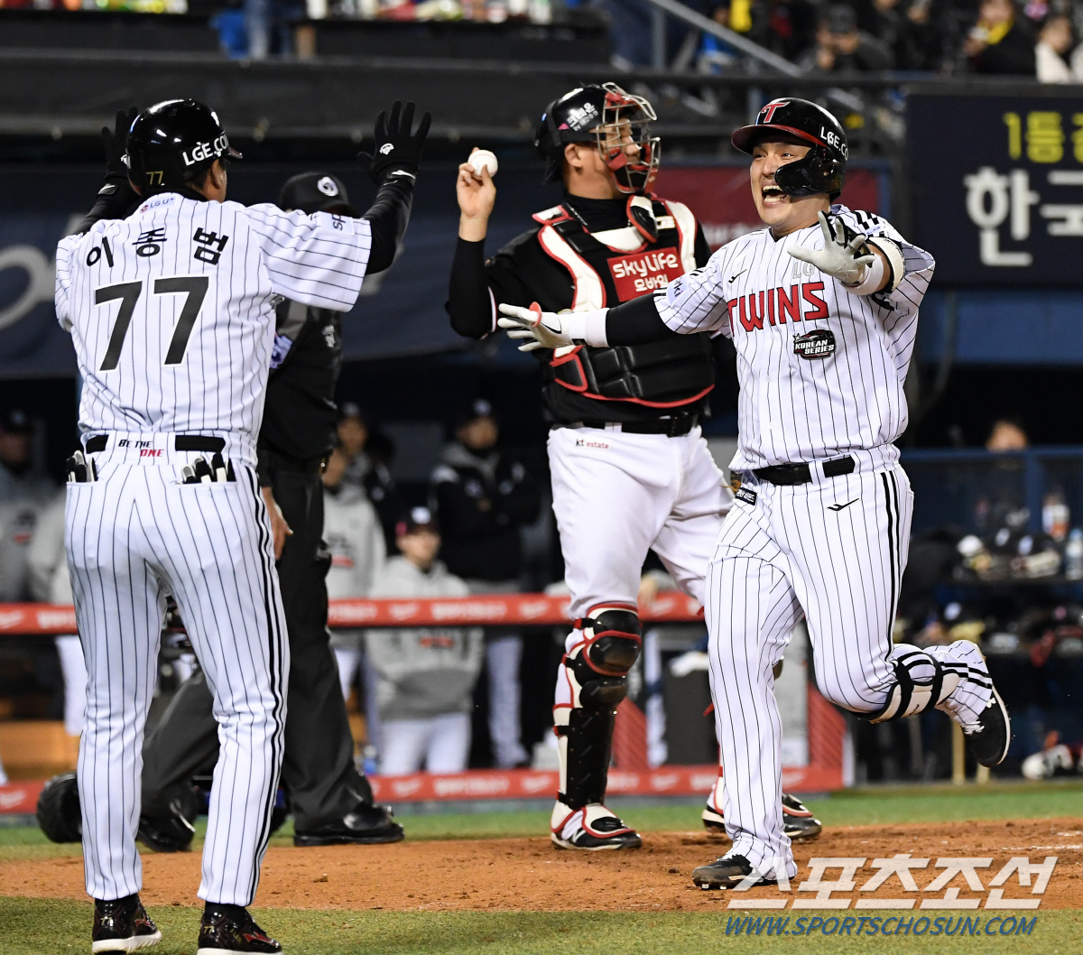 애제자의 극장포, 사령탑은 눈물 글썽…LG 21년 만의 KS 승리, 잠실…