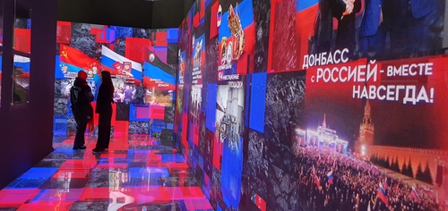 (모스크바=연합뉴스) 최인영 특파원 = 8일(현지시간) 러시아 모스크바 베데엔하(VDNkh) 박람회장에서 열린 '러시아 국제 전시 포럼'에 마련된 도네츠크 홍보 부스. 도네츠크의 러시아 합병 정당성을 강조하는 문구들이 곳곳에 적혀 있다. 2023.11.8 abbie@yna.co.kr