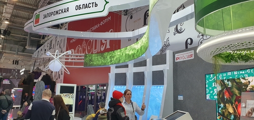 (모스크바=연합뉴스) 최인영 특파원 = 8일(현지시간) 러시아 모스크바 베데엔하(VDNkh) 박람회장에서 열린 '러시아 국제 전시 포럼'에 마련된 자포리자 홍보 부스. 자포리자 원전 상징물이 걸려 있다. 2023.11.8 abbie@yna.co.kr