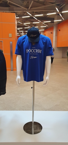 (모스크바=연합뉴스) 최인영 특파원 = 8일(현지시간) 러시아 모스크바 베데엔하(VDNkh) 박람회장에서 열린 '러시아 국제 전시 포럼'에 전시된 푸틴 사인 티셔츠. 블라디미르 푸틴 러시아 대통령이 남긴 말과 사인이 담겨 있다. 2023.11.8 abbie@yna.co.kr