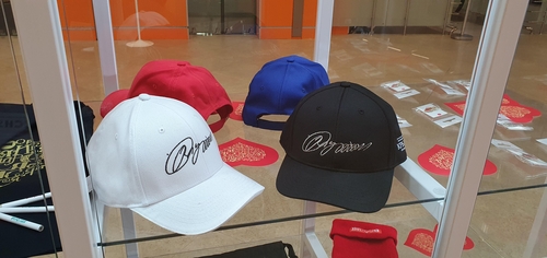 (모스크바=연합뉴스) 최인영 특파원 = 8일(현지시간) 러시아 모스크바 베데엔하(VDNkh) 박람회장에서 열린 '러시아 국제 전시 포럼'에 전시된 푸틴 사인 모자. 블라디미르 푸틴 러시아 대통령의 사인이 담겨 있다. 2023.11.8 abbie@yna.co.kr