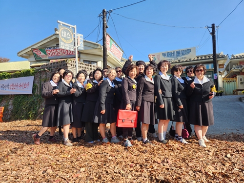 울산시 고래문화마을 장생포옛마을 '낙엽길' 인기몰이