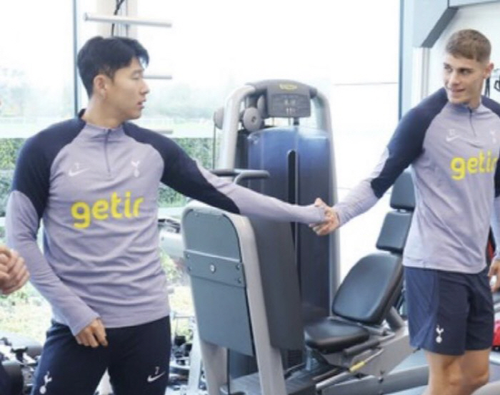 토트넘 팬들에게 희망주는 사진 한 장…훈련복 입고 SON과 이야기 나누는 판 더 펜, "기적을 보여달라"