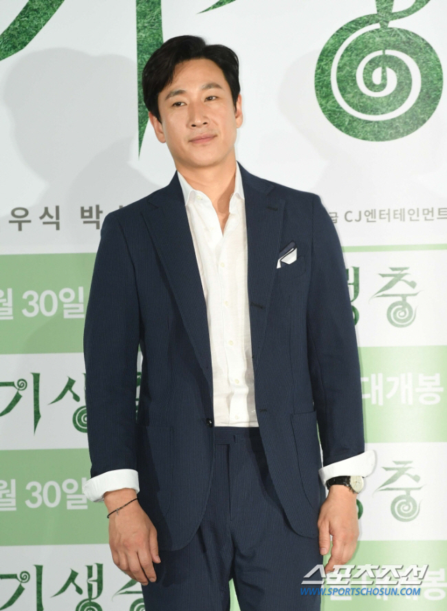 '이선균에 마약 제공혐의' 의사, 병원 압수수색…프로포폴 과다처방 경고