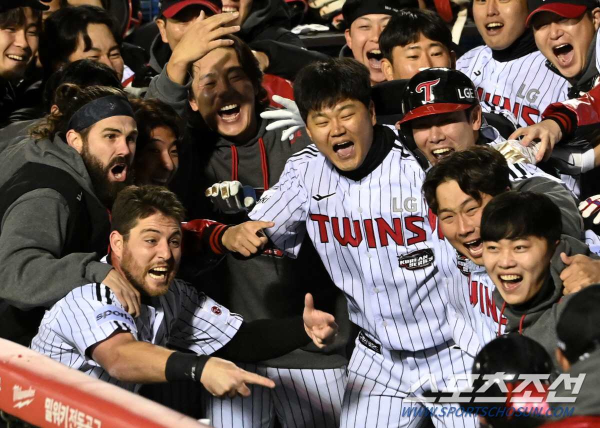 벼락같은 역전포에 폭발한 더그아웃, 간절한 눈빛의 쌍둥이들이 이 남자를 …