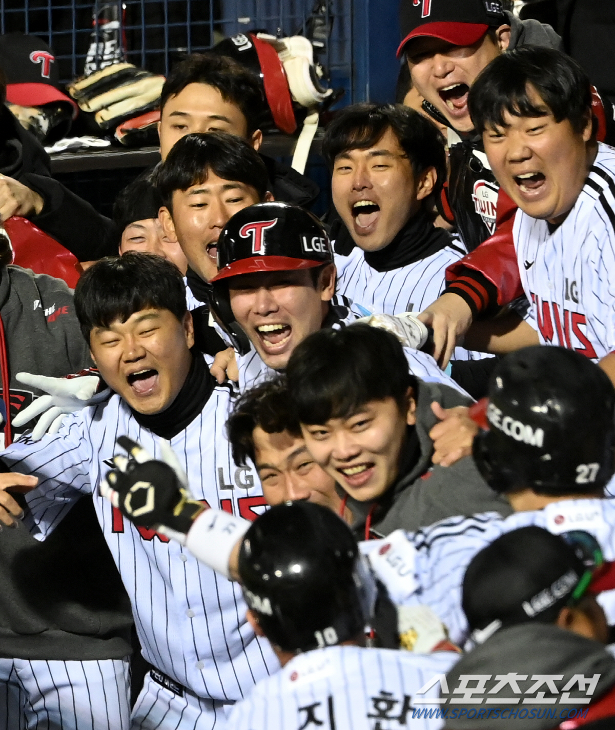 벼락같은 역전포에 폭발한 더그아웃, 간절한 눈빛의 쌍둥이들이 이 남자를 …