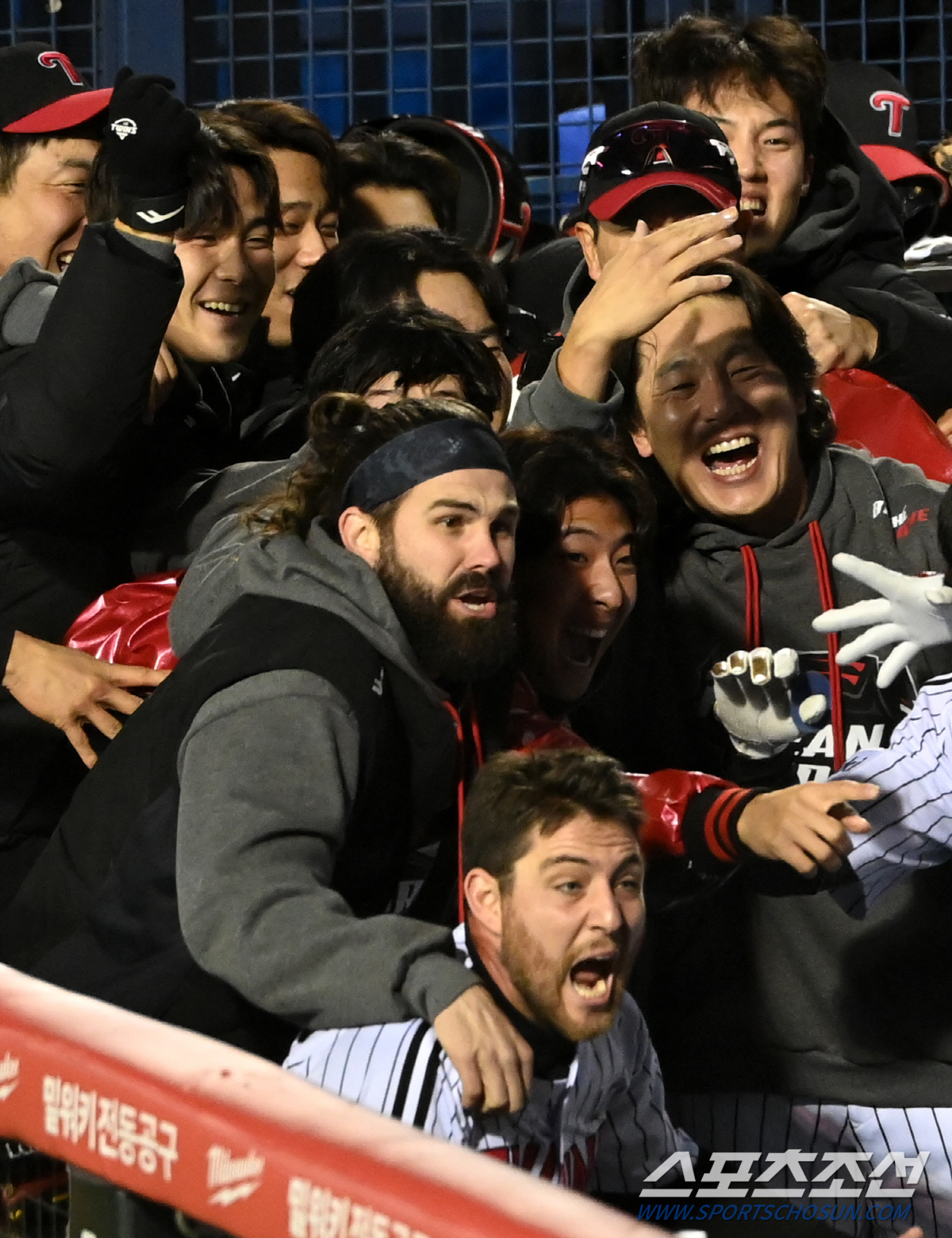 벼락같은 역전포에 폭발한 더그아웃, 간절한 눈빛의 쌍둥이들이 이 남자를 …