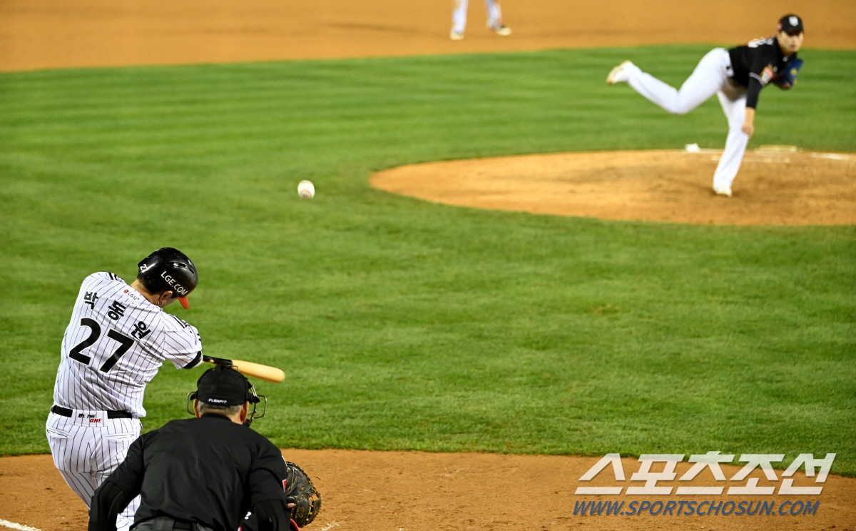 벼락같은 역전포에 폭발한 더그아웃, 간절한 눈빛의 쌍둥이들이 이 남자를 …
