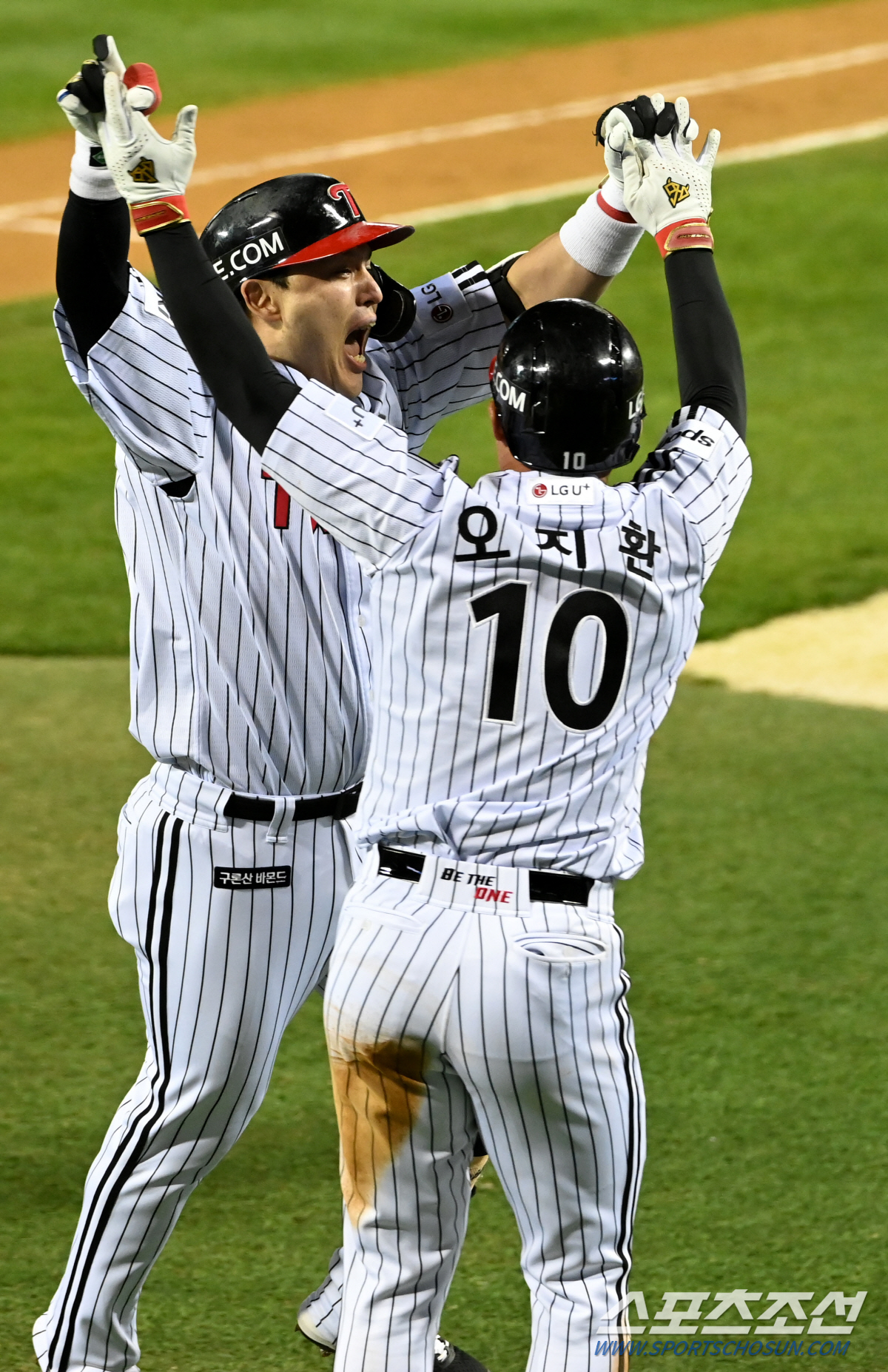 벼락같은 역전포에 폭발한 더그아웃, 간절한 눈빛의 쌍둥이들이 이 남자를 …