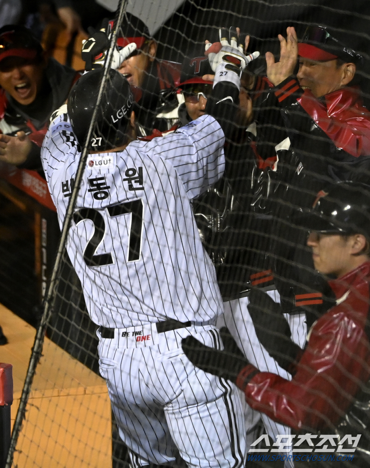 벼락같은 역전포에 폭발한 더그아웃, 간절한 눈빛의 쌍둥이들이 이 남자를 …