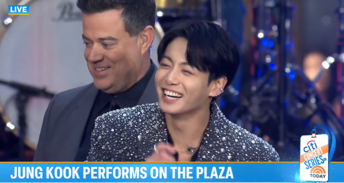 정국, NBC 투데이쇼 생방송 등장..10살 팬 오열에 "나도 사랑해"[…