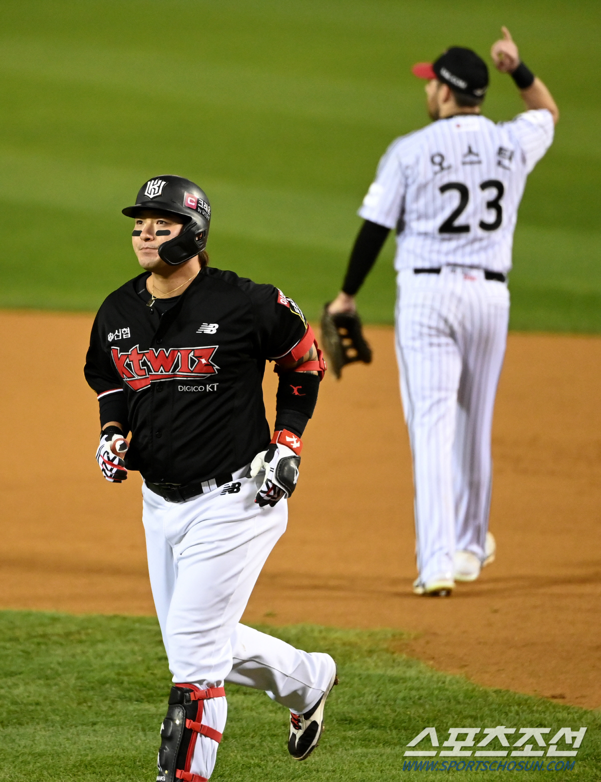 "뺄 수도 없고…" KS 타율 0→고개 숙인 국민타자, 그래도 4번 타자…