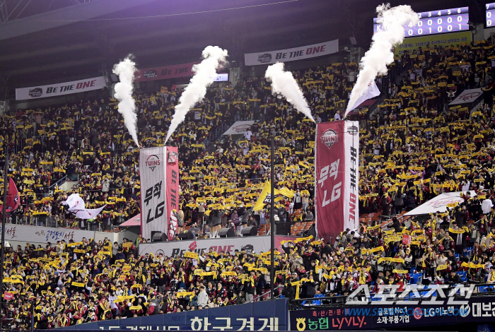 1차전 응원 포기했던 LG 팬들...2차전은 어땠을까? ’29년 기다린 …