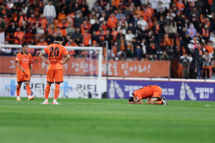 끝을 모르는 피말리는 강원과 수원의 '다이렉트' 강등 전쟁…'챔피언 더비…