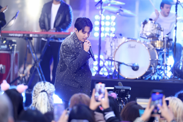 "라이브 망해 미안" BTS 정국, 완벽 무대 후 팬들에게 사과…여전히 …