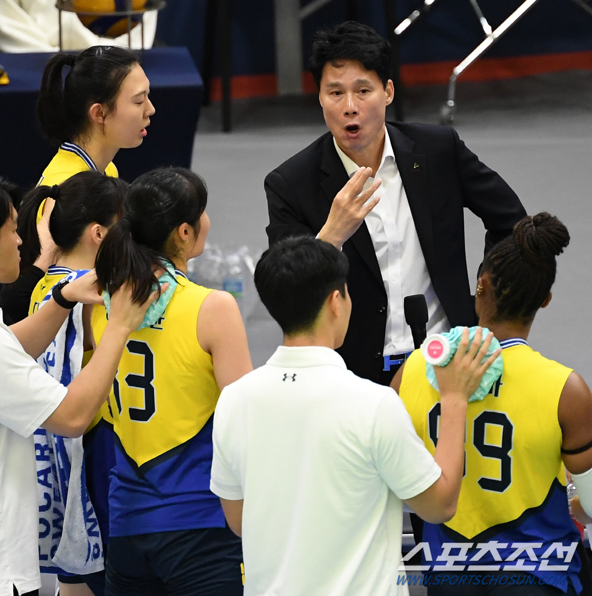 '양효진+모마 9블록' 현대건설, 메가 꽁꽁 묶었다! 듀스 혈투 끝에 '…