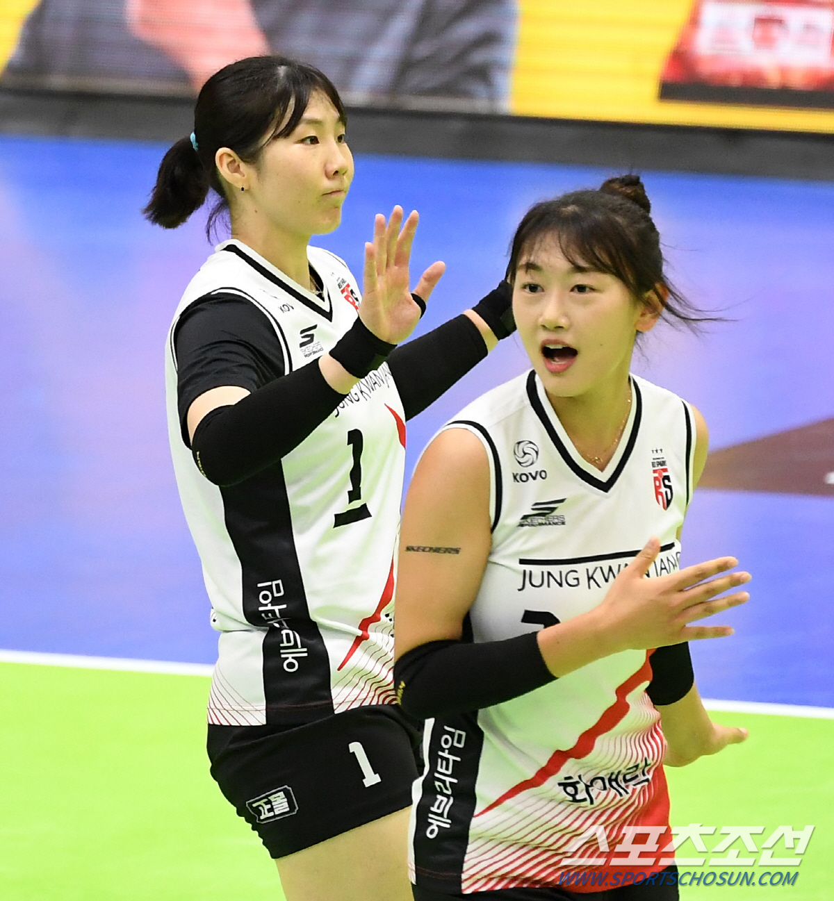 '양효진+모마 9블록' 현대건설, 메가 꽁꽁 묶었다! 듀스 혈투 끝에 '…