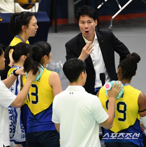 '양효진 모마 9블록 합작' 현대건설, 메가 꽁꽁 묶었다! 듀스 혈투 끝에 '이소영 복귀' 정관장 꺾고 2연패 탈출 [수원리뷰]