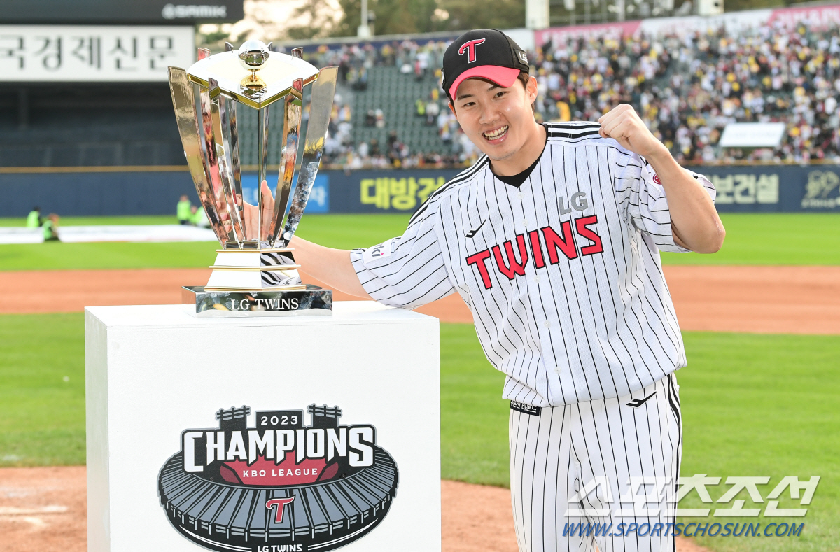 '21년전 울었던 오늘' '한국시리즈 첫 등판' '성공한 덕후'는 웃을까…