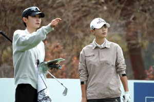 박성현 캐디로 변신한 KLPGA 5승 김시원 