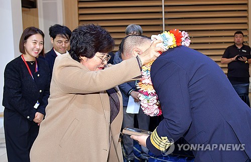 (여수=연합뉴스) 장덕종 기자 = 10일 오전 전남 여수항에 기항한 중국 크루즈선 자오상이둔(Zhao Shang Yi Dun·4만7천t)호 승무원에게 여수시 관계자들이 꽃목걸이를 걸어주고 있다. 2023.11.10 cbebop@yna.co.kr