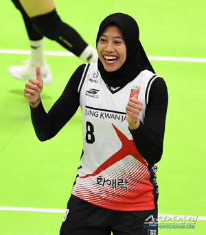 '히잡 속 흐르는 땀방울' 김연경 제친 1라운드 MVP 메가...배구에 진심인 오뚝이