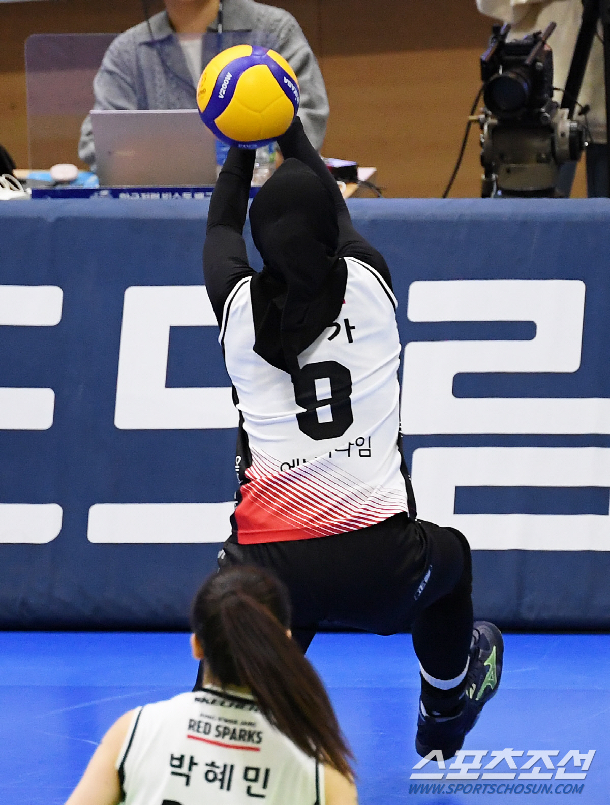 '히잡 속 흐르는 땀방울' 김연경 제친 1라운드 MVP 메가...배구에 …