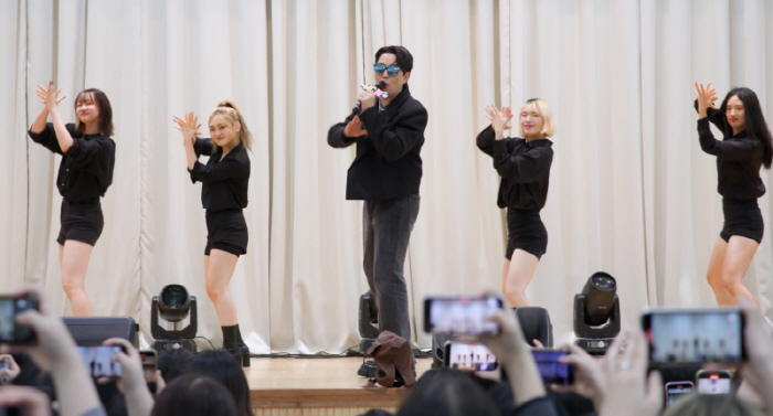 "완전 비밀이다. 들키면 안돼"…붐·ITZY, 간식 '스쿨어택'에 女高 …