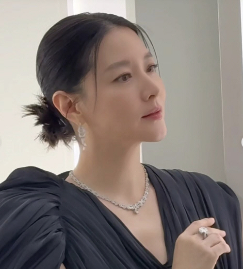 이영애 "오랜만에 꽃단장" 좌중 압도하는 비주얼·카리스마