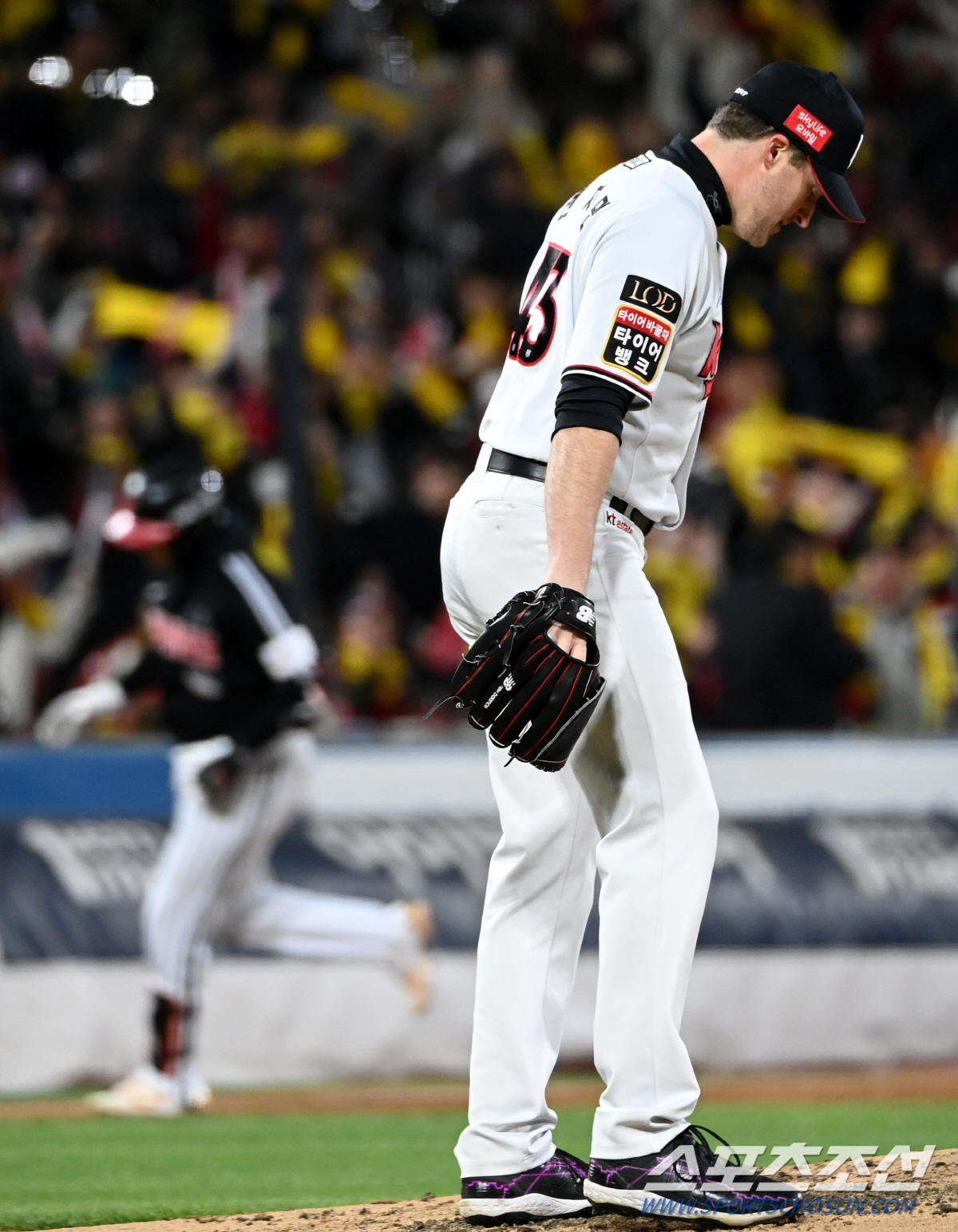 3구 연속 몸쪽→높은볼 실투, 오스틴 선제 스리런 대형사고…LG 3-0 …