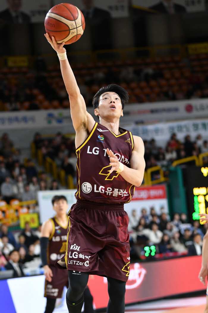 주전 6명 두 자릿수 득점 폭발 LG, KCC잡고 시즌 첫 5연승 신바람