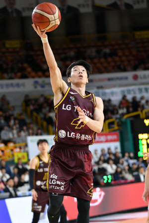 주전 6명 두 자릿수 득점 폭발 LG, KCC잡고 시즌 첫 5연승 신바람