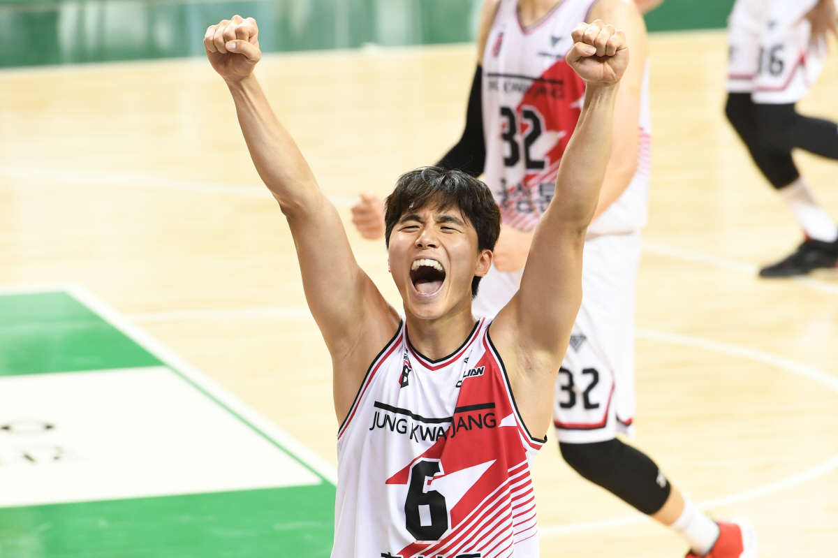 '디펜딩챔피언' 정관장 박지훈 막판 클러치 앞세워 3연승, DB의 개막 …