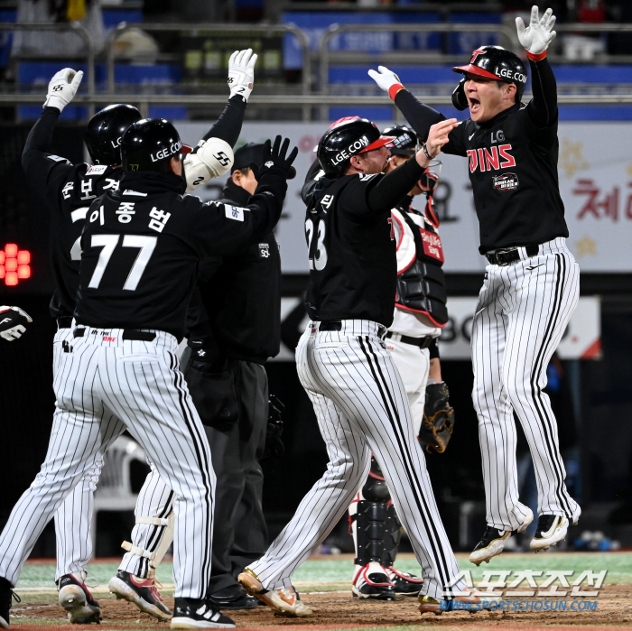 '한국시리즈 최고 명승부 탄생!' '오지환 9회 2사 역전 스리런 찢었다…