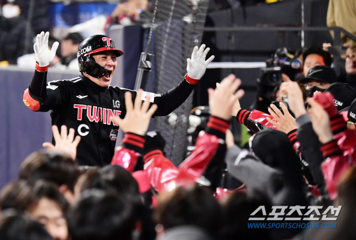 '한국시리즈 최고 명승부 탄생!' '오지환 9회 2사 역전 스리런 찢었다…