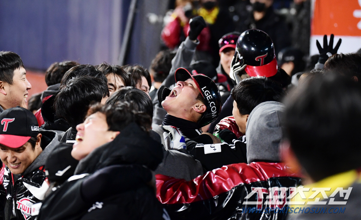 '한국시리즈 최고 명승부 탄생!' '오지환 9회 2사 역전 스리런 찢었다…