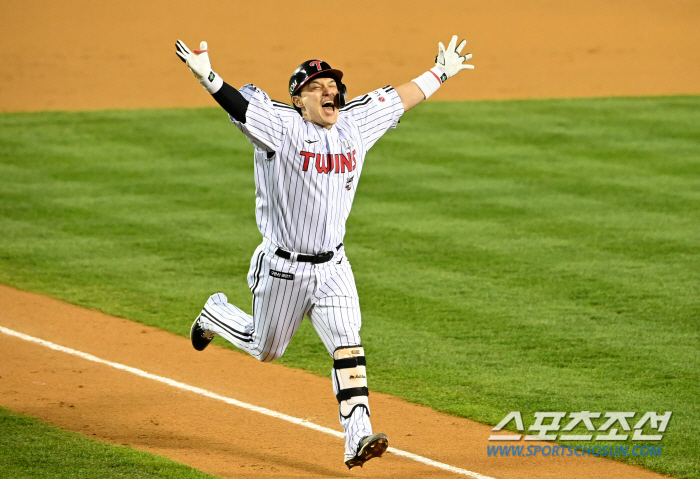 '한국시리즈 최고 명승부 탄생!' '오지환 9회 2사 역전 스리런 찢었다…