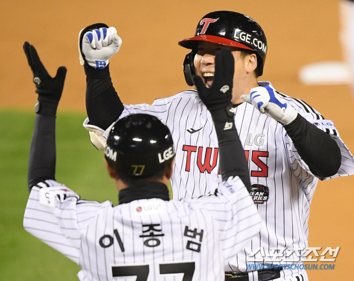 '한국시리즈 최고 명승부 탄생!' '오지환 9회 2사 역전 스리런 찢었다…