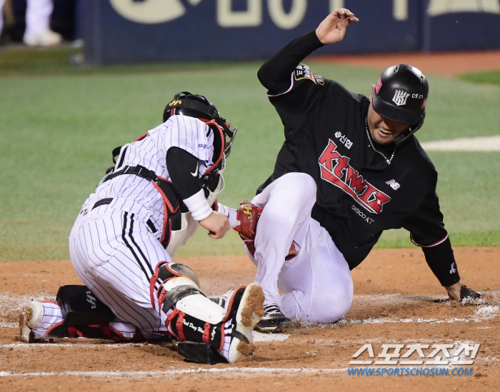 '한국시리즈 최고 명승부 탄생!' '오지환 9회 2사 역전 스리런 찢었다…