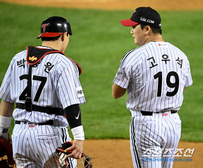 '한국시리즈 최고 명승부 탄생!' '오지환 9회 2사 역전 스리런 찢었다…