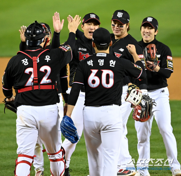 '한국시리즈 최고 명승부 탄생!' '오지환 9회 2사 역전 스리런 찢었다…
