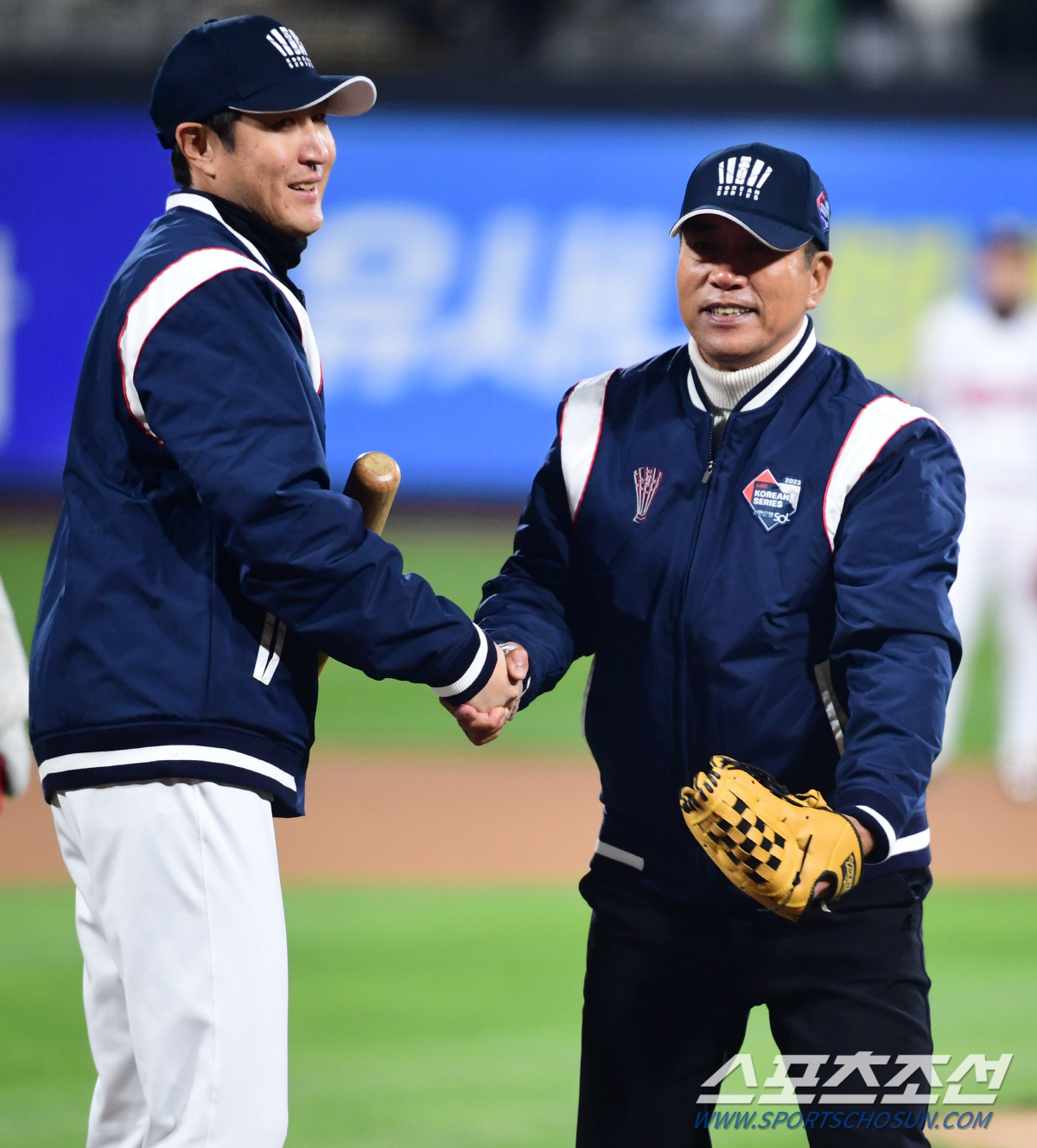 '한국시리즈 최고 명승부 탄생!' '오지환 9회 2사 역전 스리런 찢었다…