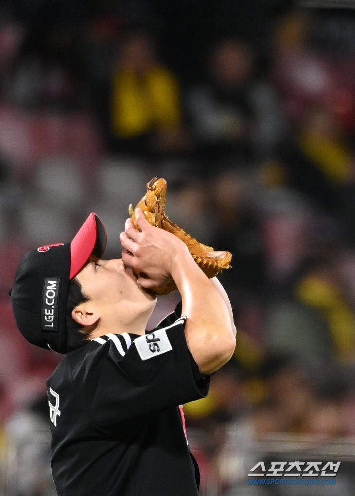 '한국시리즈 최고 명승부 탄생!' '오지환 9회 2사 역전 스리런 찢었다…