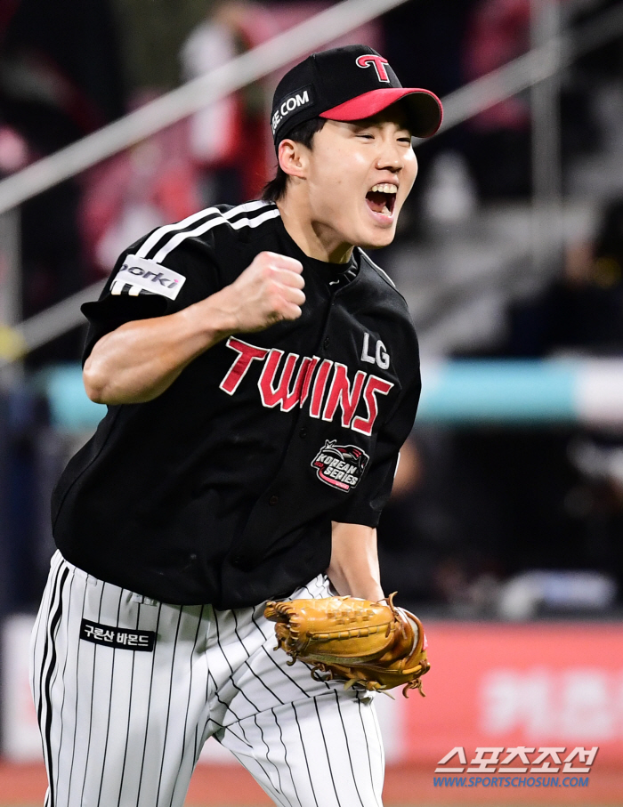 '한국시리즈 최고 명승부 탄생!' '오지환 9회 2사 역전 스리런 찢었다…
